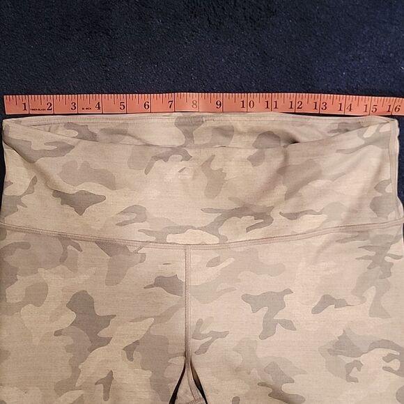 GAP  Light Gray Camouflage Leggings Capri Sz Large - Picture 2 of 10